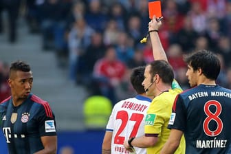 Sein vierter Bundesliga-Platzverweis: Jerome Boateng (li.) sieht im Spiel beim Hamburger SV die Rote Karte.