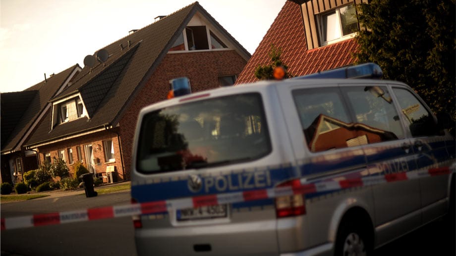 Steinfurt-Borghorst: Ein Fahrzeug der Polizei vor dem Haus in Münsterland, in dem drei tote Kinder entdeckt wurden. Steinfurt-Borghorst: Ein Fahrzeug der Polizei vor dem Haus in Münsterland, in dem drei tote Kinder entdeckt wurden.