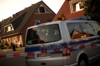 Steinfurt-Borghorst: Ein Fahrzeug der Polizei vor dem Haus in Münsterland, in dem drei tote Kinder entdeckt wurden.