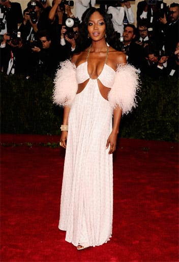 Wow! Supermodel Naomi Campbell zeigte auf der Met-Gala in New York geballten Sex-Appeal. Im Givenchy-Neckholder-Kleid mit Federpuffs sah sie aus wie eine Soul-Diva aus den 1970er Jahren.