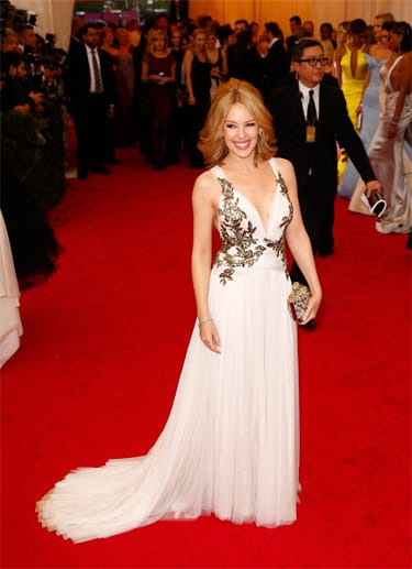 Traumhaft schön wie eine Braut: Sängerin Kylie Minogue trug ein weißes Marchesa-Kleid, das mit goldenen Blumenranken besetzt war.