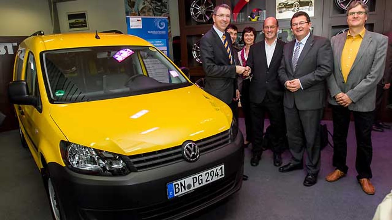 Abt hat einen VW E-Caddy an die Deutsche Post übergeben
