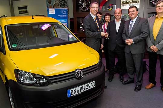 Abt hat einen VW E-Caddy an die Deutsche Post übergeben