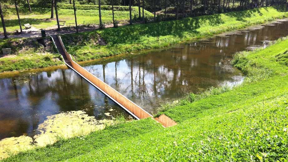 Trockenen Fußes durchs Wasser gehen ist zwar immer noch ein utopischer Gedanke. Doch mit der "Moses Brücke" in den Niederlanden, die geschickt in den Graben gebaut wurde, kommt man dem etwas näher.