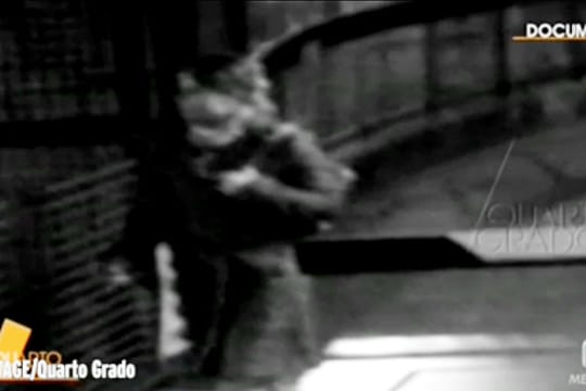 Zeigen diese Aufnahmen einer Überwachungskamera Amanda Knox?