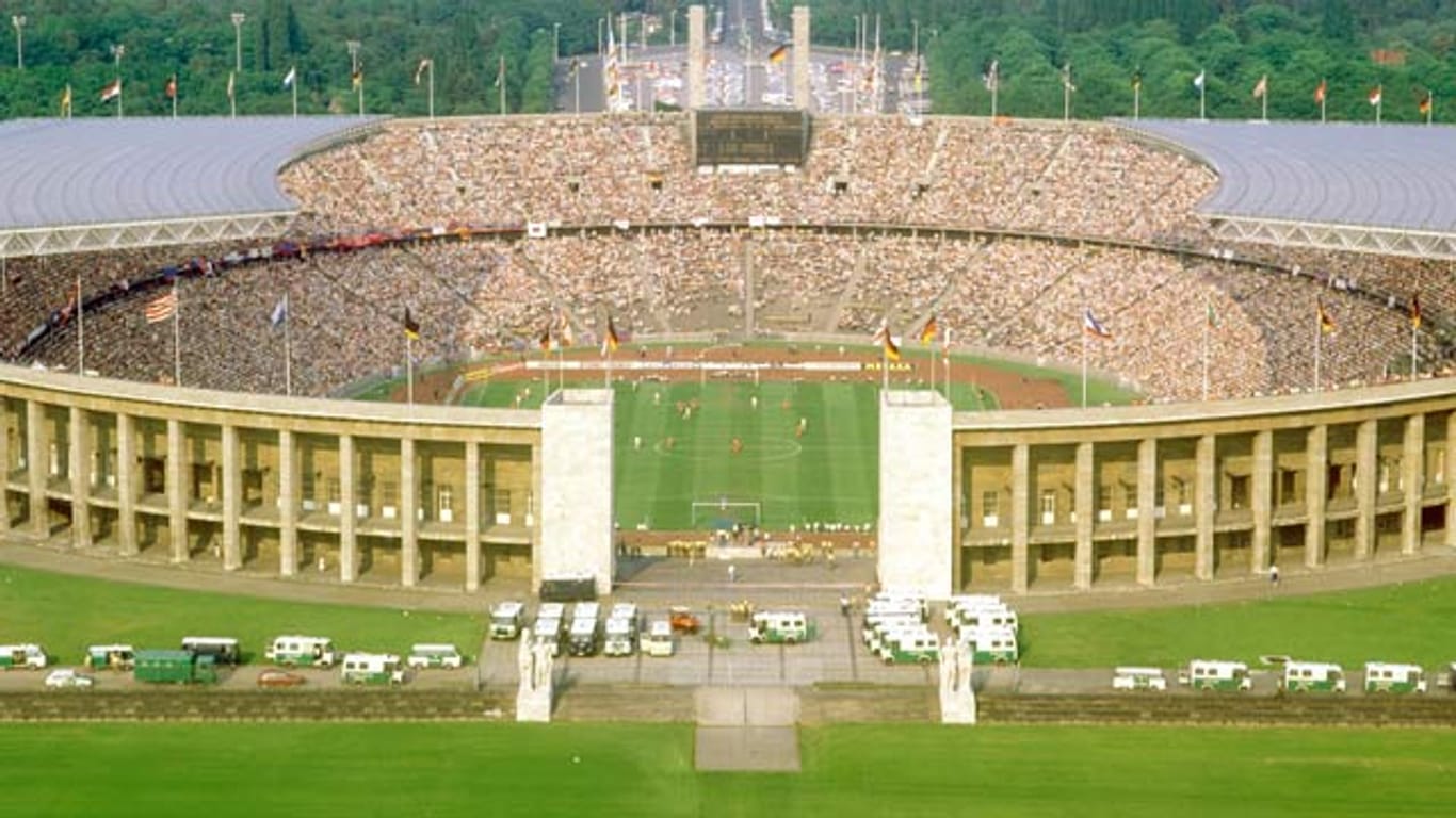 Ein paar freie Plätze: das Berliner Olympiastadion während des Finales zwischen Uerdingen und den Bayern im Jahr 1985.