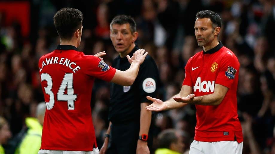 Ryan Giggs (re.) wechselt sich gegen Tom Lawrence (li.) ein.