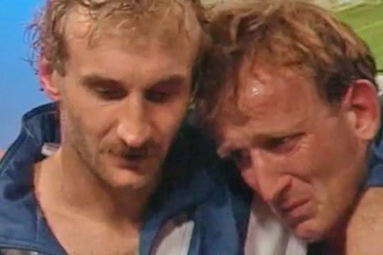 Abstiegsdrama 1996: Rudi Völler (li.) tröstet Andi Brehme, der soeben mit dem 1. FC Kaiserslautern abgestiegen ist.