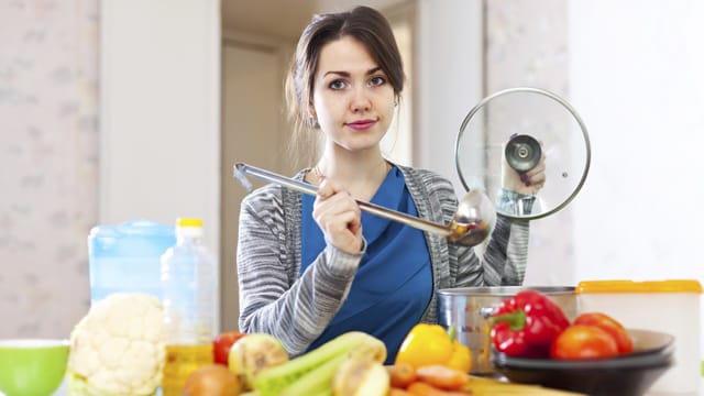 Fettige Speisen können Sie beispielsweise mit einer Kelle entfetten