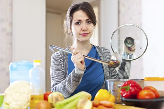 Fettige Speisen können Sie beispielsweise mit einer Kelle entfetten