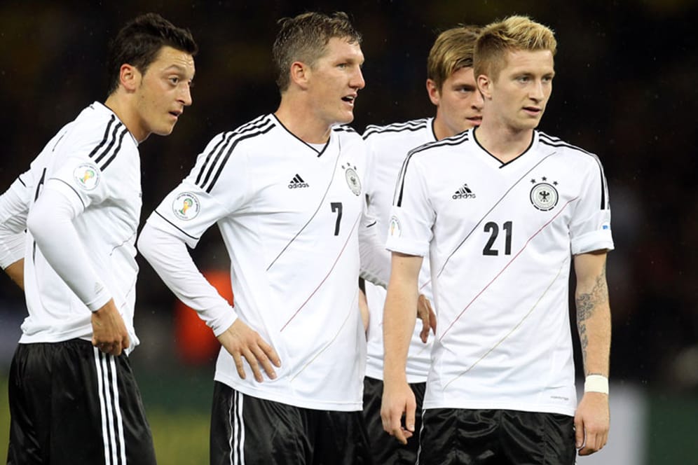Özil, Schweinsteiger, Kroos und Reus (von lnks) sind sicher bei der WM 2014 dabei, wenn nichts Unvorhergesehenes passiert.