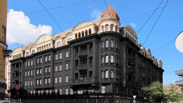 Jahrelang stand das massive bräunlich-graue Gebäude leer und verlassen im Zentrum der lettischen Hauptstadt Riga.