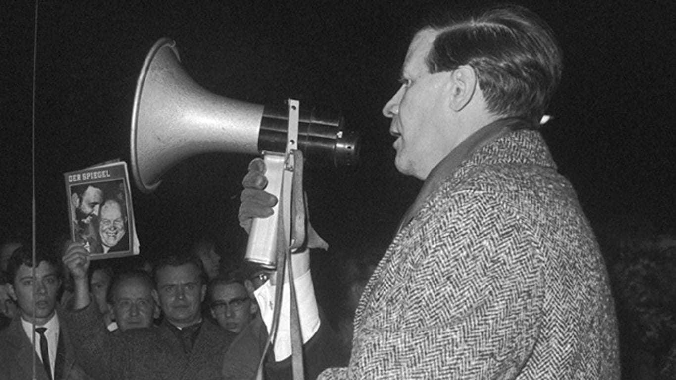 Helmut Schmidt 1962 auf einer Demonstration zur "Spiegel"-Affäre