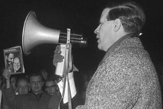 Helmut Schmidt 1962 auf einer Demonstration zur "Spiegel"-Affäre