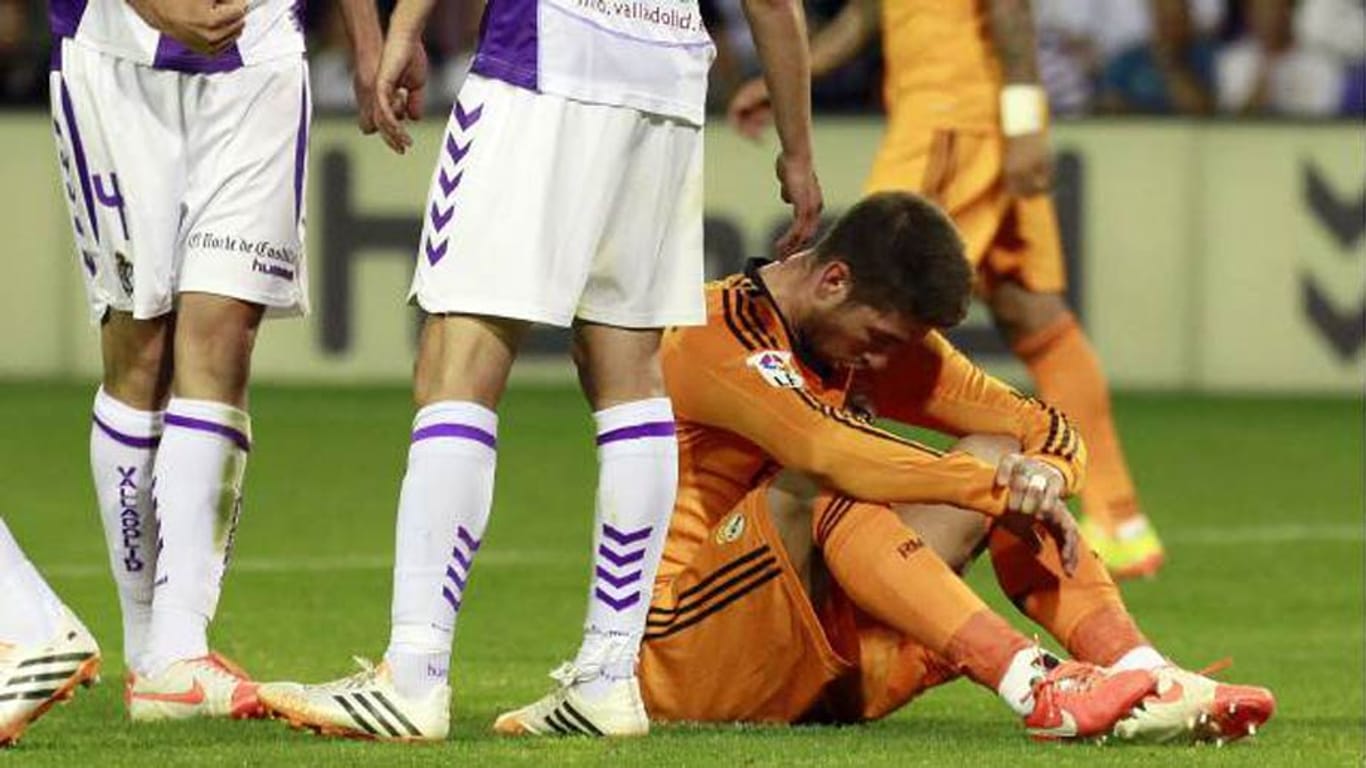 Sergio Ramos, der Held von München, sitzt enttäuscht auf dem Boden.