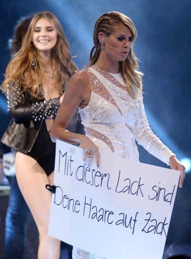 Dumme Sprüche standen bei Heidi Klum in der Finalshow ganz oben auf dem Programm. "Mit diesem Lack sind deine Haare auf zack", musste Stefanie bei ihrem Live-Shooting von sich geben.