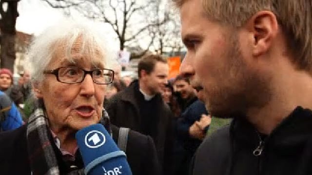 Der NDR-Reporter Christian Deker befragte Passanten auf einer Anti-Homosexuellen-Demo.