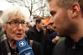 Der NDR-Reporter Christian Deker befragte Passanten auf einer Anti-Homosexuellen-Demo.
