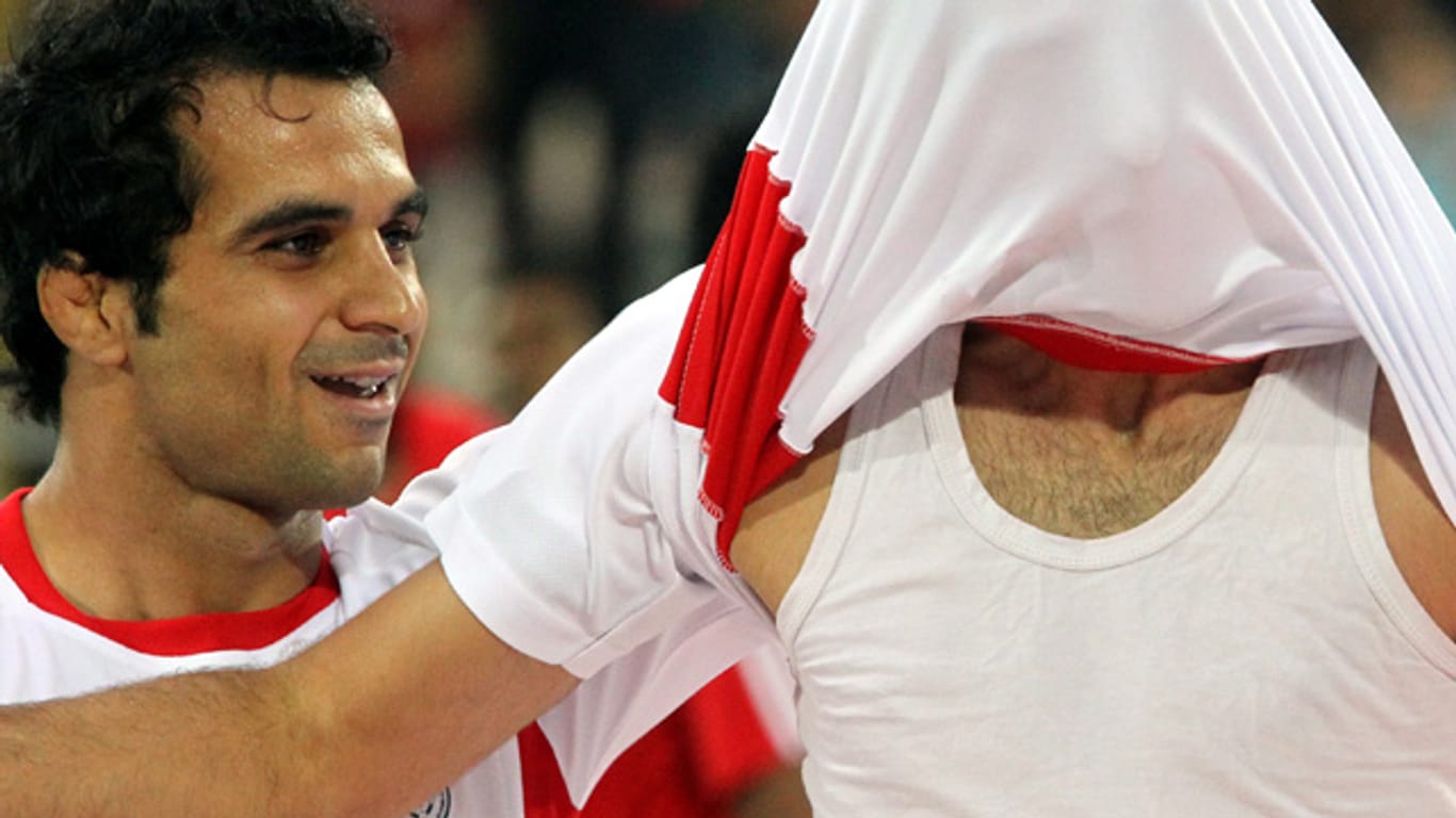 Das Trikot muss dran bleiben: die iranischen Nationalspieler Hadi Nourouzi (li.) und Karim Ansarifard beim Torjubel.