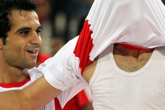 Das Trikot muss dran bleiben: die iranischen Nationalspieler Hadi Nourouzi (li.) und Karim Ansarifard beim Torjubel.