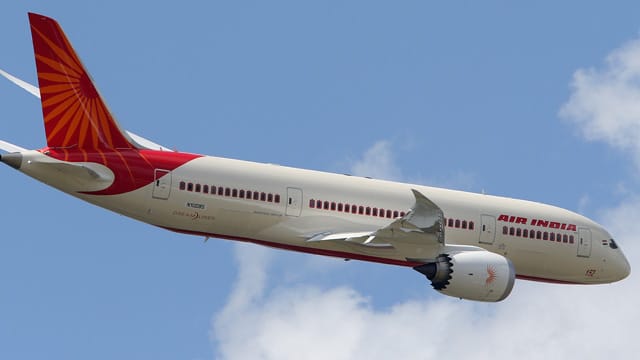 Eine Boeing 787 Dreamliner der Air India (Symbolfoto): Die Auslieferung des Passagierjets in den USA ist erneut gestoppt worden.