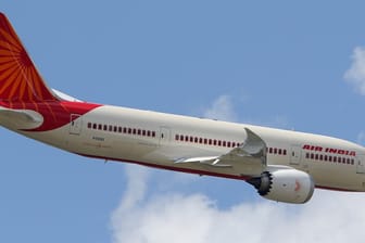 Eine Boeing 787 Dreamliner der Air India (Symbolfoto): Die Auslieferung des Passagierjets in den USA ist erneut gestoppt worden.
