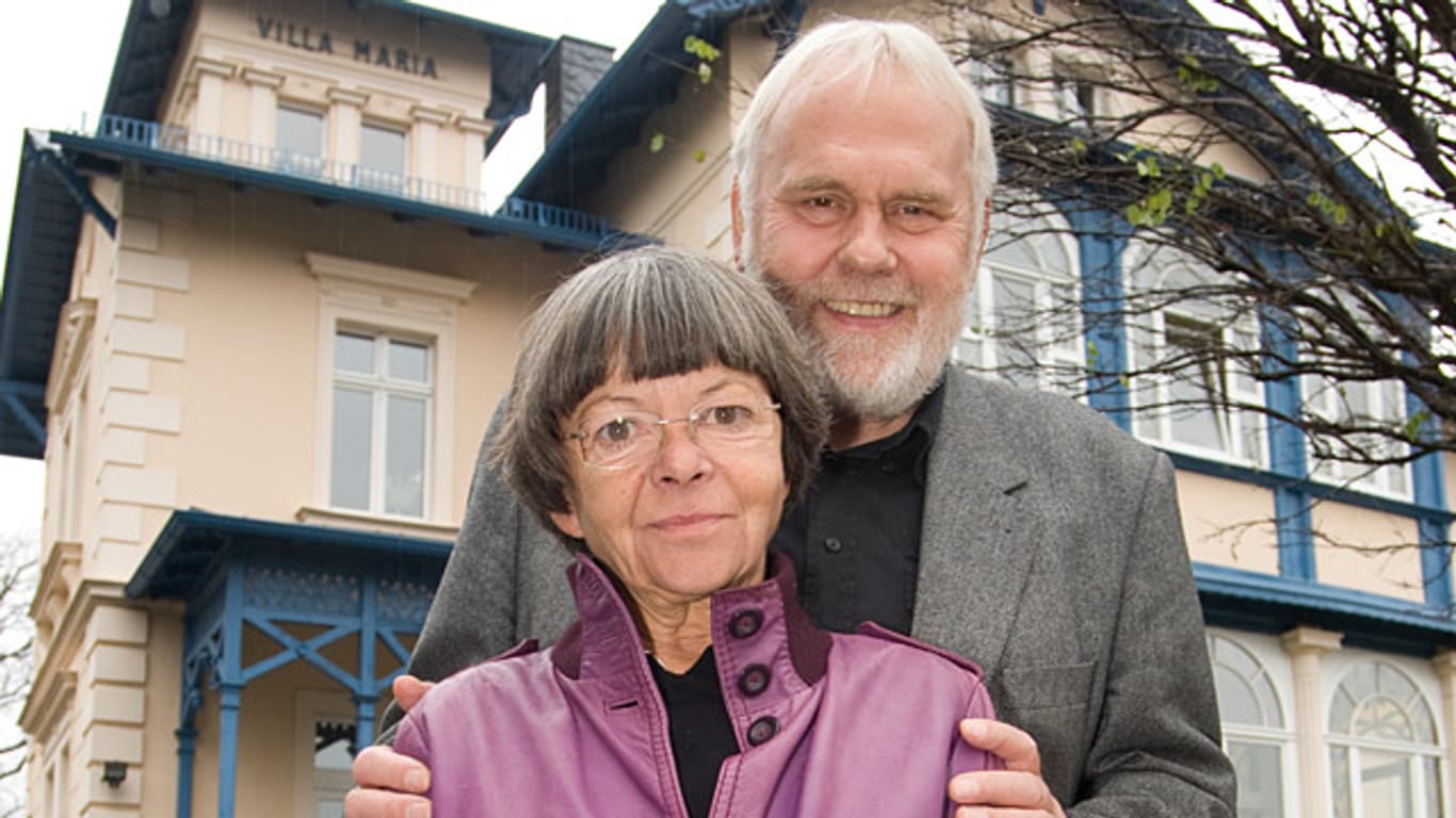 Gunther Emmerlich und seine Frau Anne-Kathrein vor der gemeinsamen Villa Maria in Dresden-Weißer Hirsch.