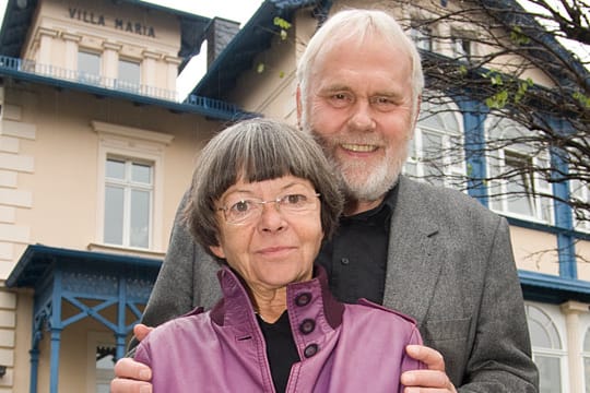 Gunther Emmerlich und seine Frau Anne-Kathrein vor der gemeinsamen Villa Maria in Dresden-Weißer Hirsch.