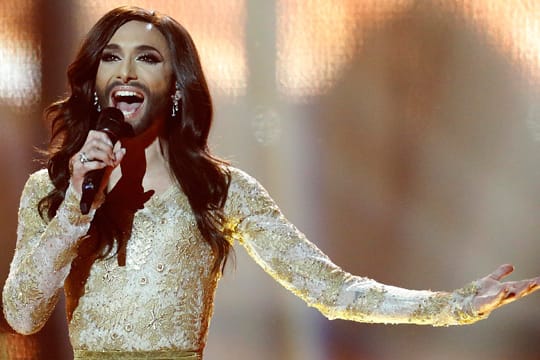 Conchita Wurst gab beim Eurovision Song Contest die Powerballade "Rise Like A Phoenix" zum Besten.