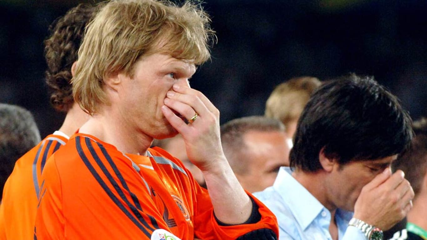 Oliver Kahn (li.) kämpft 2006 angesichts des Abschieds von der Nationalmannschaft mit den Tränen.