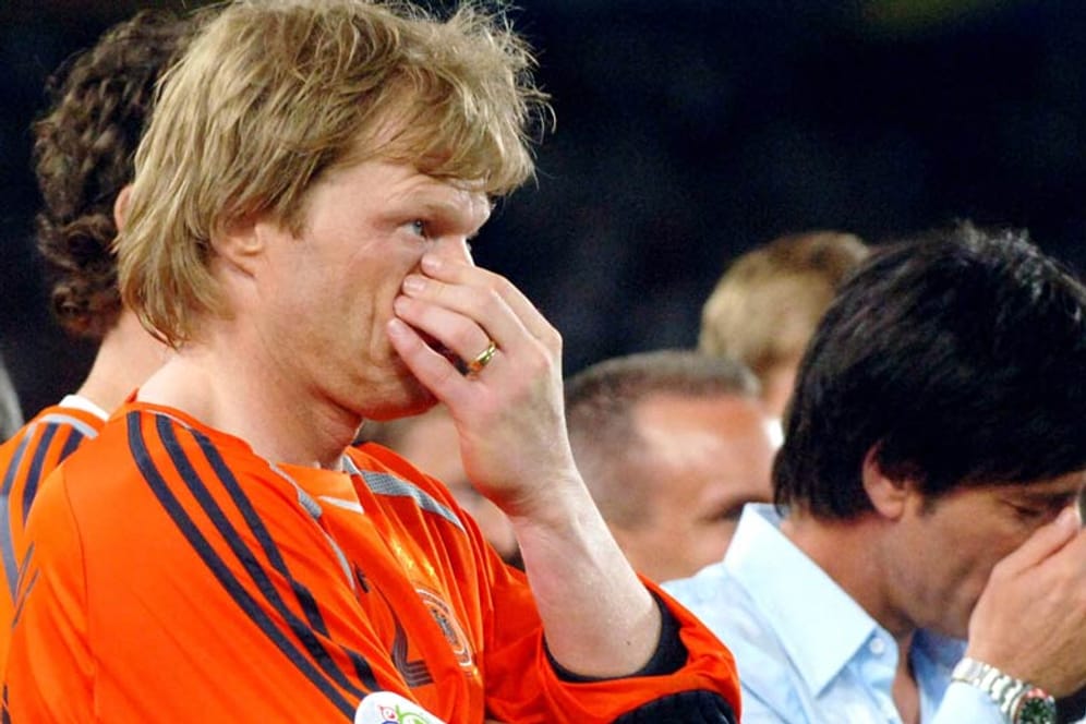 Oliver Kahn (li.) kämpft 2006 angesichts des Abschieds von der Nationalmannschaft mit den Tränen.