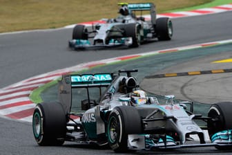 Lewis Hamilton - hier verfolgt von Teamkollege Nico Rosberg - fühlte sich bei seinem Sieg in Barcelona von seinem Renningenieur gar nicht gut aufgehoben.