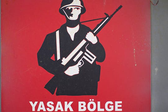 An Warnschild an der Pufferzone zwischen dem türkischen Norden und dem Süden.