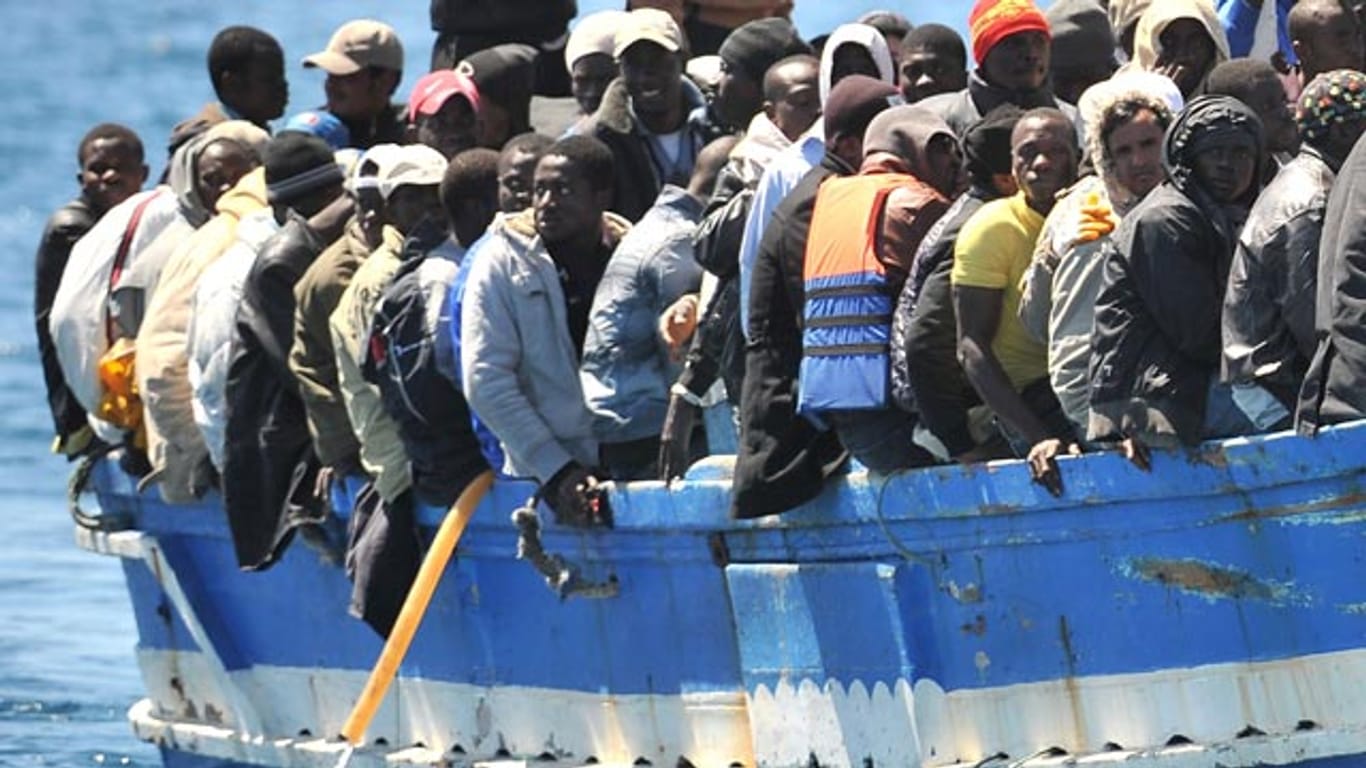 Flüchtlinge auf einem überfüllten Boot vor Lampedusa.