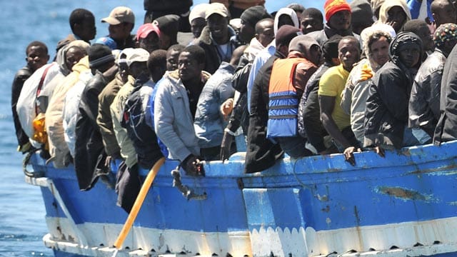 Flüchtlinge auf einem überfüllten Boot vor Lampedusa.