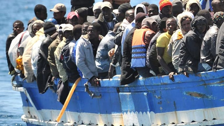 Flüchtlinge auf einem überfüllten Boot vor Lampedusa.