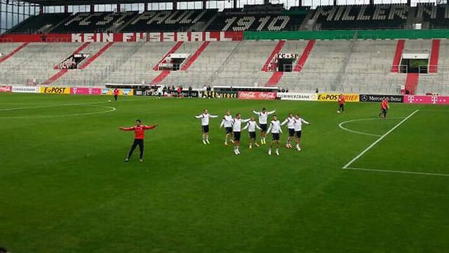 Die deutschen Nationalspieler trainieren vor dem teilverhüllten Schriftzug: "Kein Fußball den Faschisten".