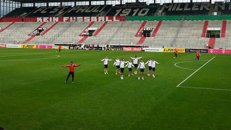 Die deutschen Nationalspieler trainieren vor dem teilverhüllten Schriftzug: "Kein Fußball den Faschisten".