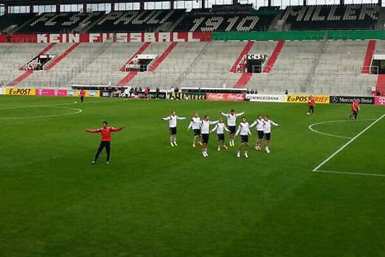 Die deutschen Nationalspieler trainieren vor dem teilverhüllten Schriftzug: "Kein Fußball den Faschisten".