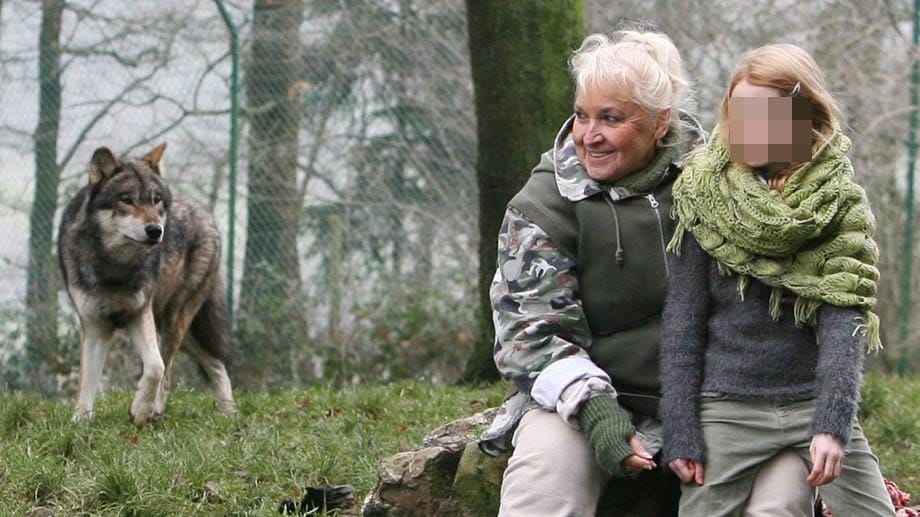 Monique de Wael machte aus ihrem erfundenen Leben sogar einen Spielfilm (rechts die Darstellerin de Waels als Kind)