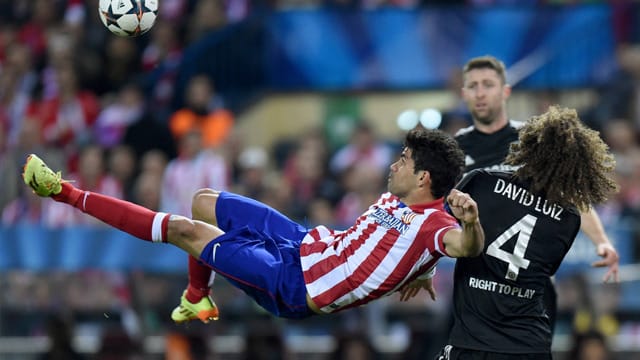 Diego Costa (li.) und Chelseas David Luiz sind laut Medienberichten bald Vereinskollegen.