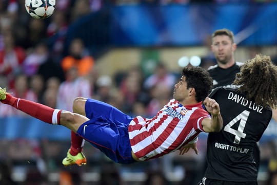 Diego Costa (li.) und Chelseas David Luiz sind laut Medienberichten bald Vereinskollegen.