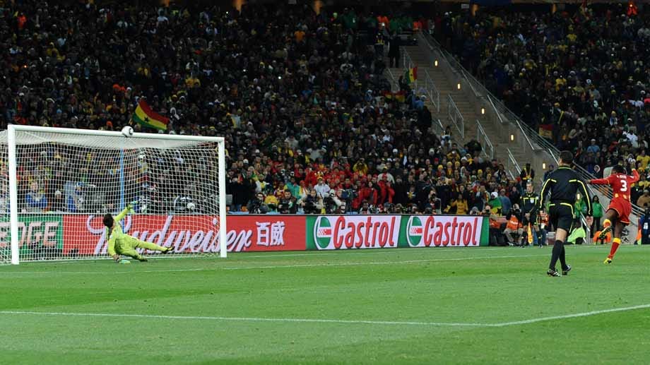 WM 2010 Ghana-Uruguay: In der letzten Minute der Verlängerung hat Asamoah Gyan die Chance, Ghana als erstes afrikanisches Land ins Halbfinale zu schießen. Den Strafstoß setzt er stattdessen an die Latte. Im anschleßenden Elfmeterschießen trifft Gyan zwar, Uruguay gewinnt dennoch mit 4:2.