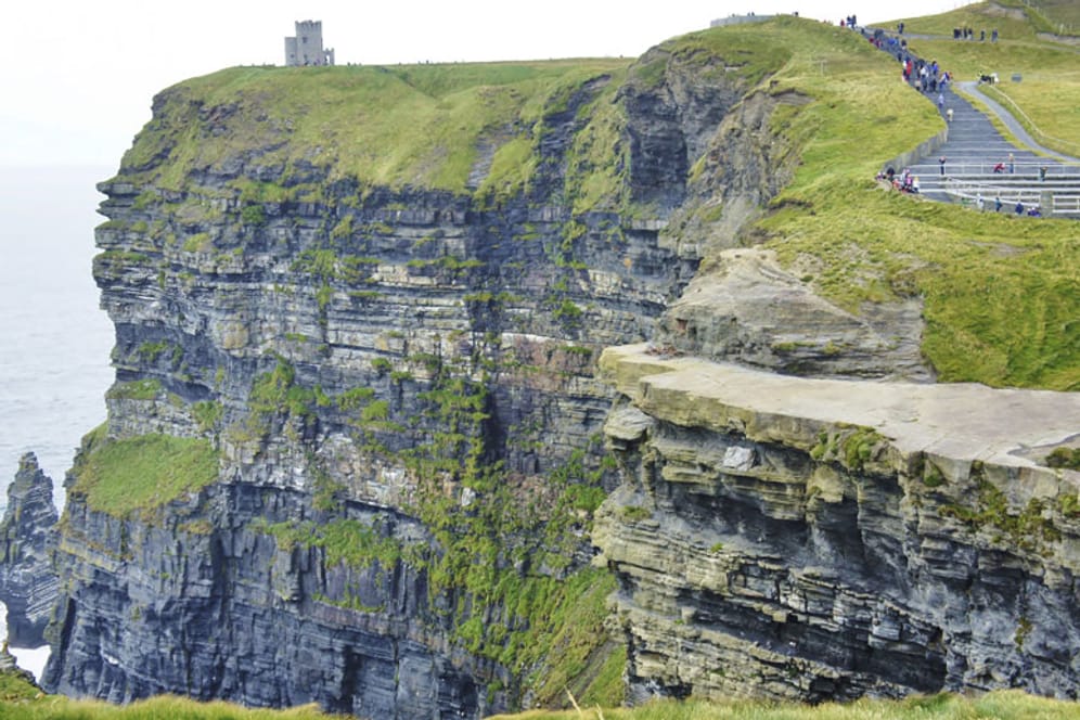 Die Cliffs of Moher: Schilder sollen Besucher davor warnen, zu nah an den Abgrund zu gehen. Denn Wind und Wetter nagen noch immer an den Felsen.