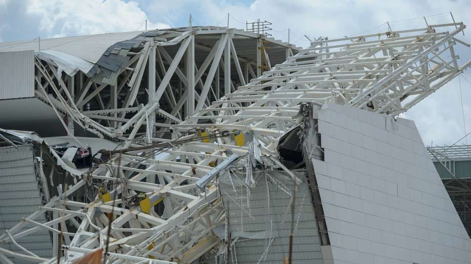 Bei der WM 2014 häufen sich Dramen anderer Art schon vor den Spielen. Unfertige Stadien, Unruhen und wie hier, schlechte Konstruktionen. Beim Stadion von Sao Paulo bricht das Dach ein und erschlägt zwei Arbeiter.