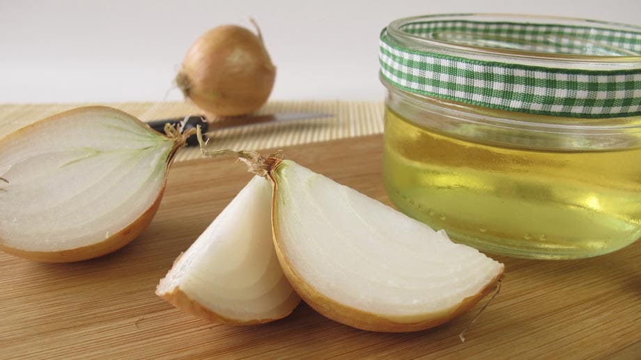 Zwiebelsaft ist ein altbewährtes Heilmittel von Oma.