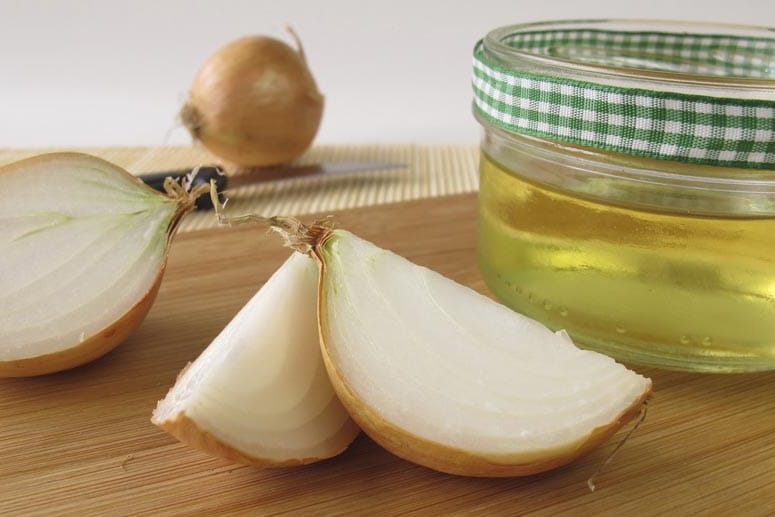 Zwiebelsaft ist ein altbewährtes Heilmittel von Oma.