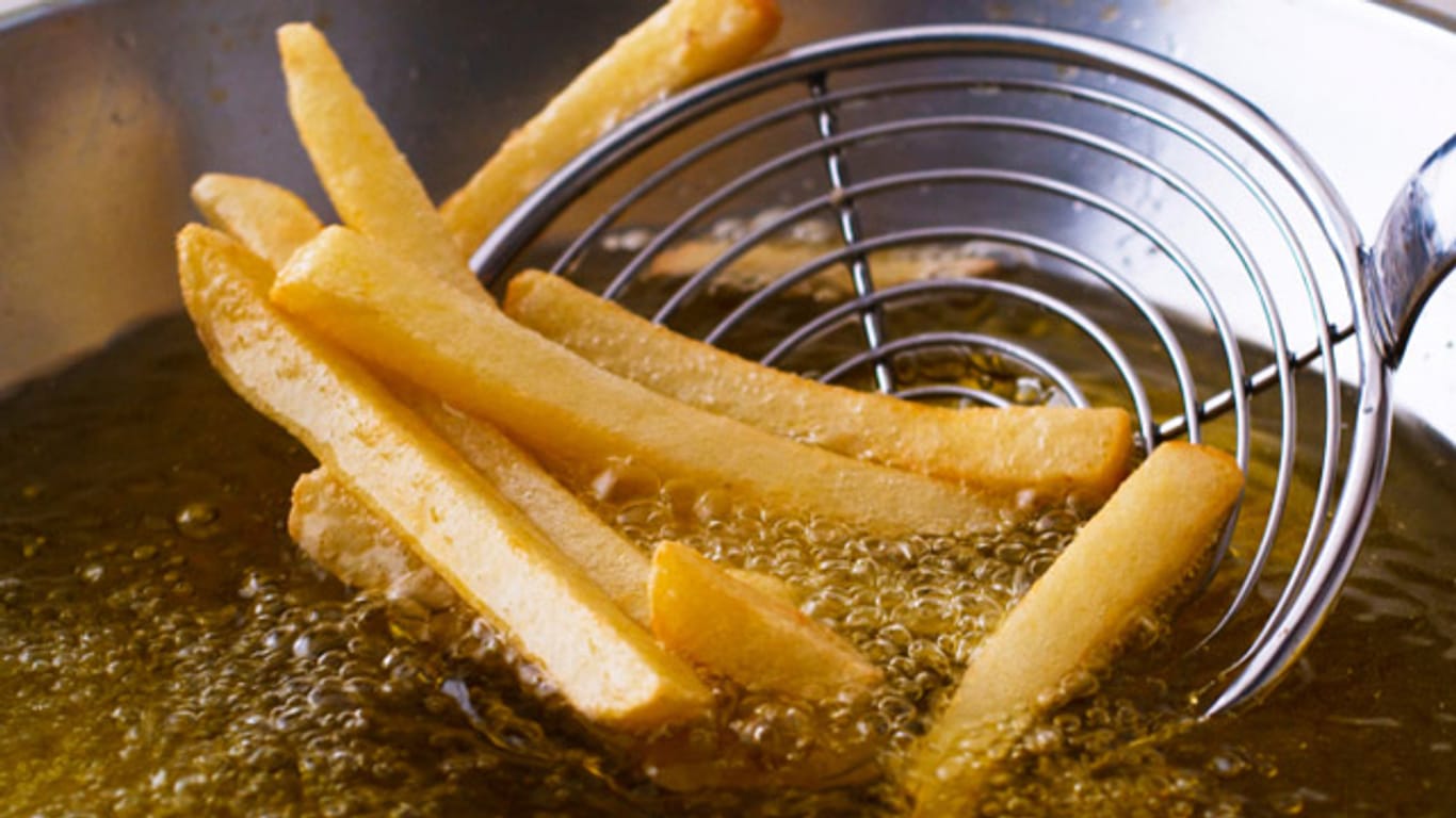Um außen knusprige und innen weiche Pommes zu erhalten, sollten Sie die Kartoffelstäbchen immer zweimal Frittieren