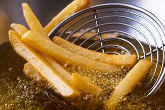 Um außen knusprige und innen weiche Pommes zu erhalten, sollten Sie die Kartoffelstäbchen immer zweimal Frittieren