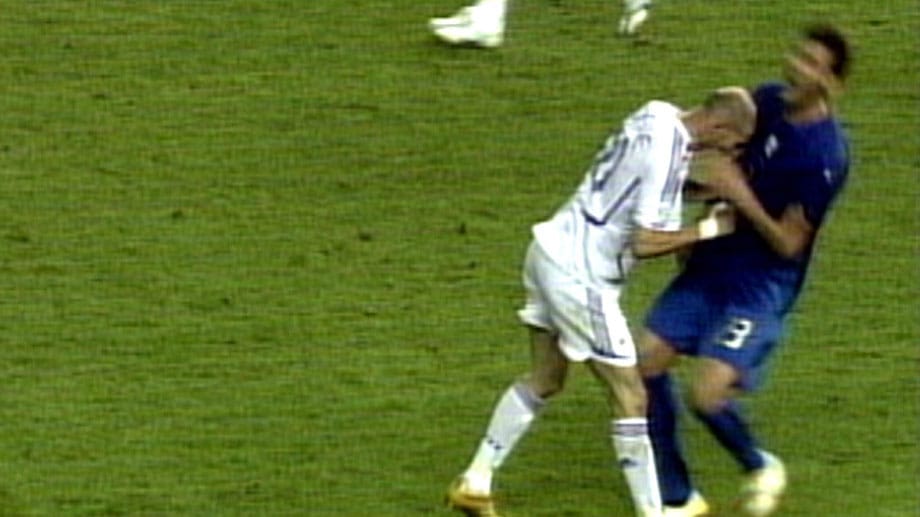 WM-Endspiel 2006: Die Stimmung ist aufgeladen. Italiens Marco Materazzi (re.) begeht ein Foul, Frankreichs Zinedine Zidane macht den Strafstoß rein. Anschließend gleicht Materazzi aus. Bei einem Zweikampf zwischen den Torschützen, wird Zidane plötzlich zum Stier und bringt Materazzi mit einem Kopfstoß zu Fall. Zidane sieht daraufhin Rot, Italien gewinnt das Elfmeterschießen und wird Weltmeister.